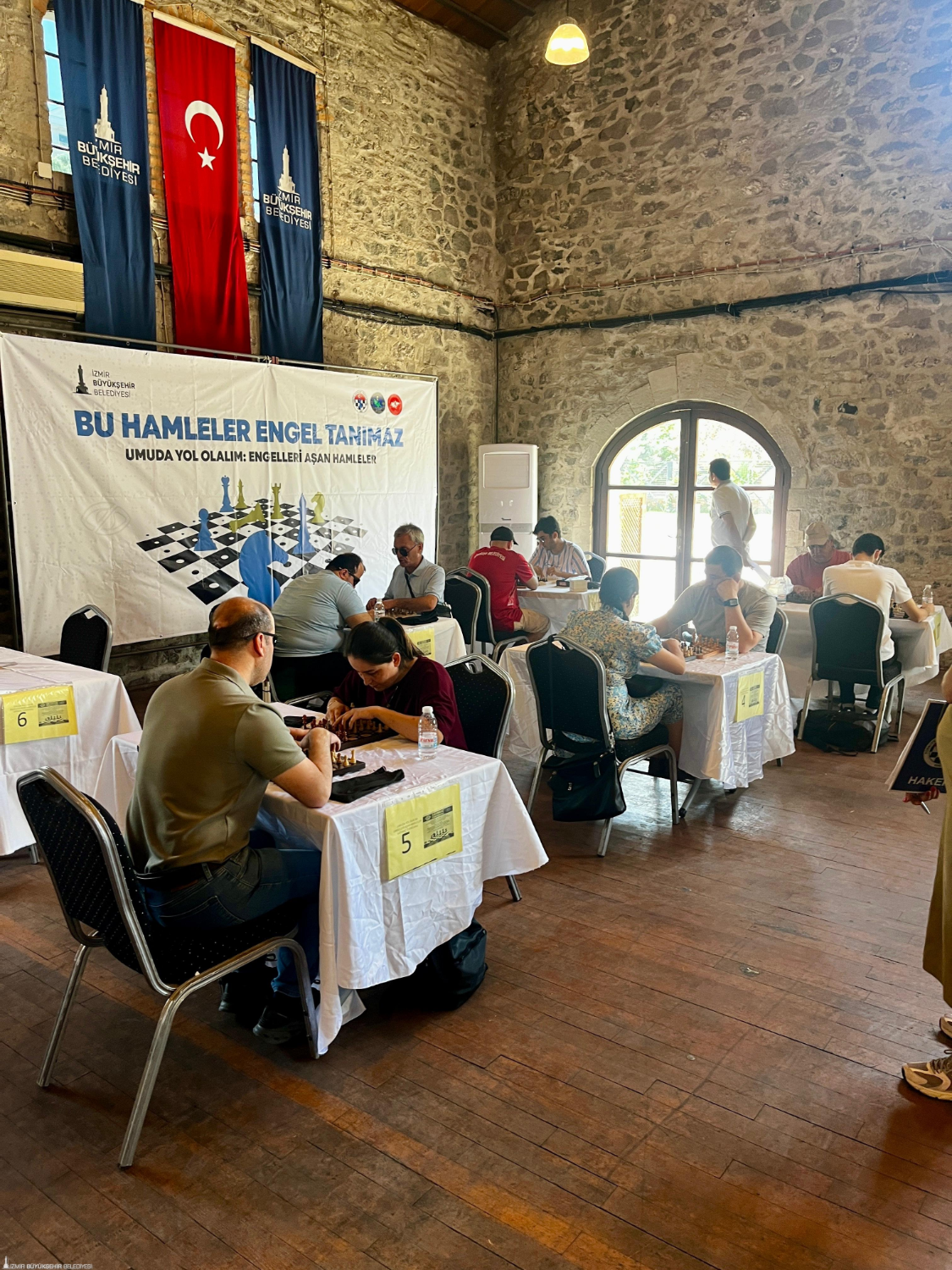 Satranç turnuvasında hamleler engelleri aştı